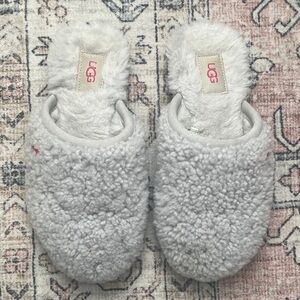 UGG Soft Gray Sherpa Slippers (Size 8)